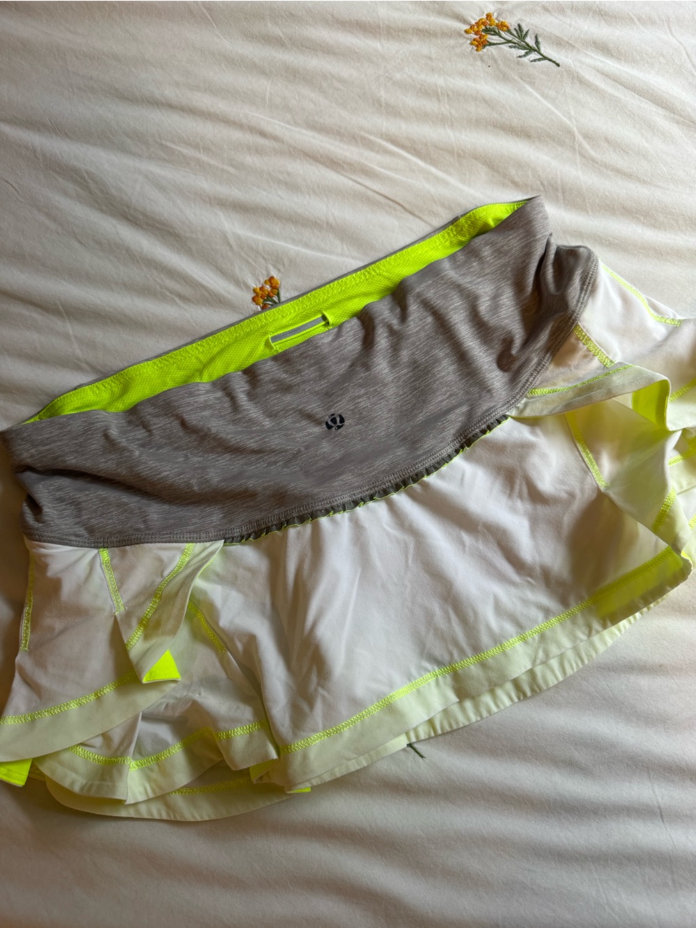 Lululemon White Athletic Skirt with Neon Yellow Trim Y2K era - size 8 - Picture 3 of 5